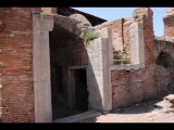 04892 ostia - regio i - insula xvii - terme del mitra (i,xvii,2) - eingang an der ostfassade.jpg